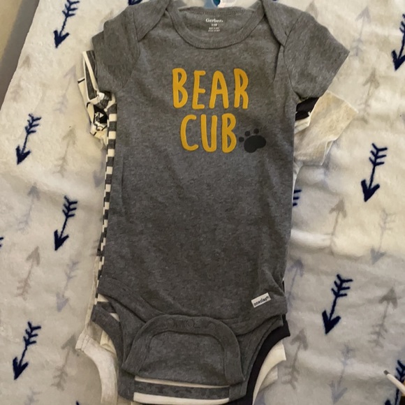 Gerber 5 onesies - Picture 2 of 3